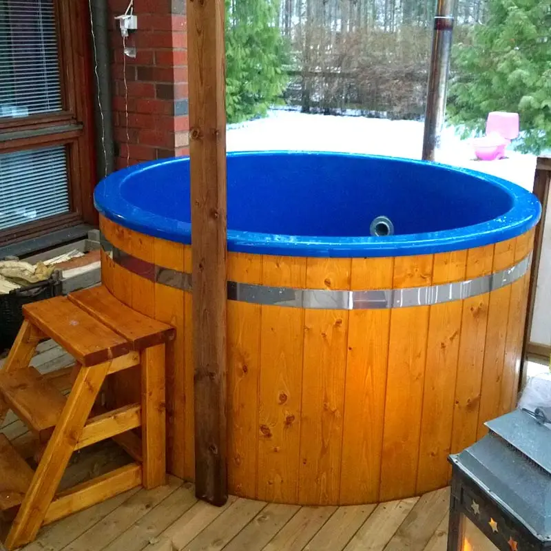 Badezuber auf Terrasse Blau