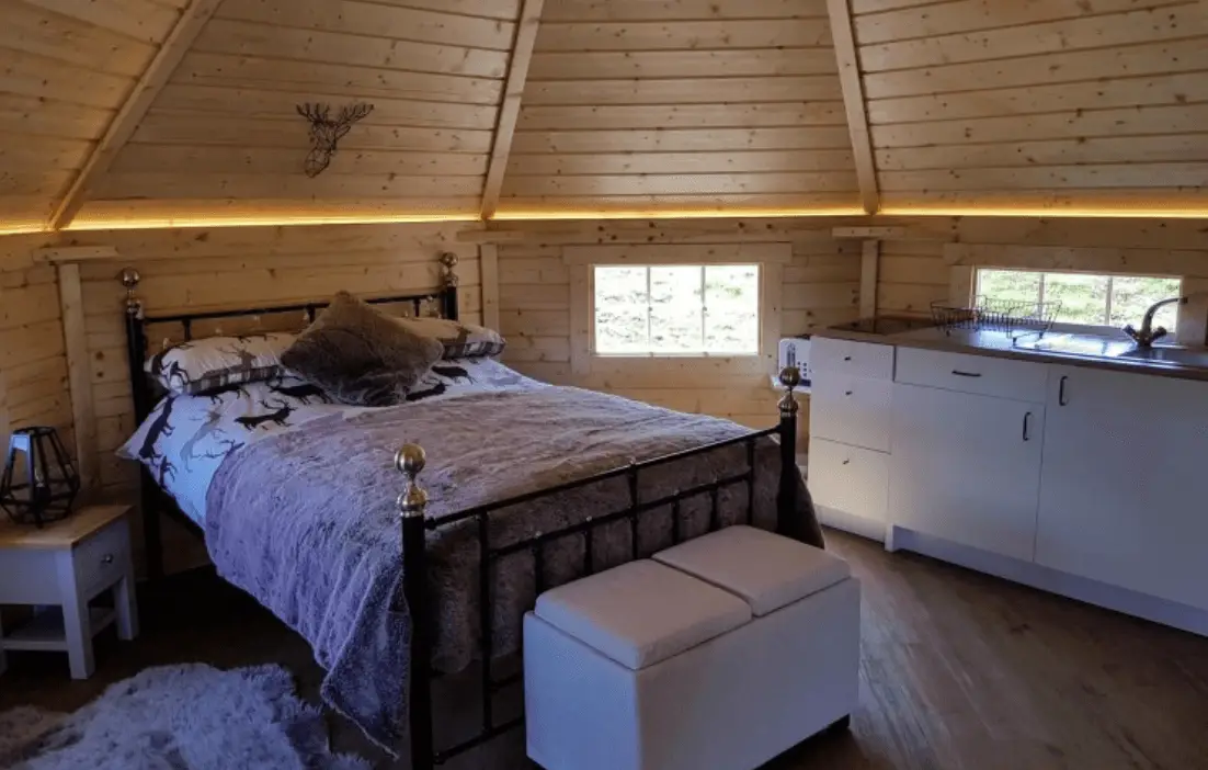 Kota Innenansicht mit Bett und Küche