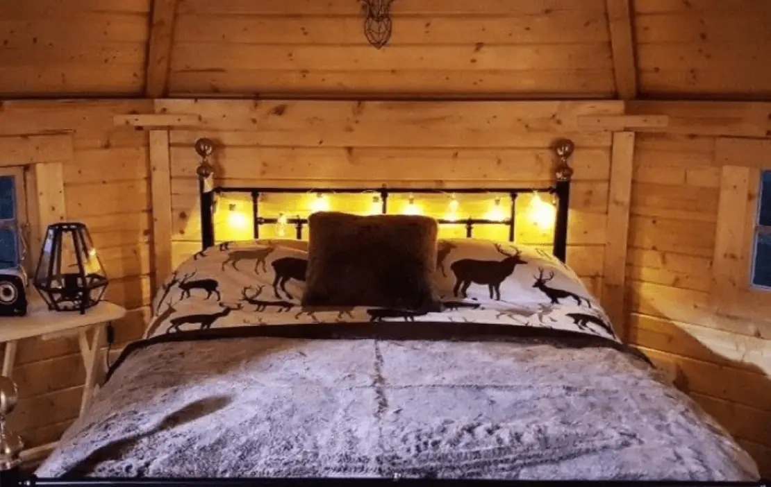 Kota Innenansicht mit Bett beleuchtet