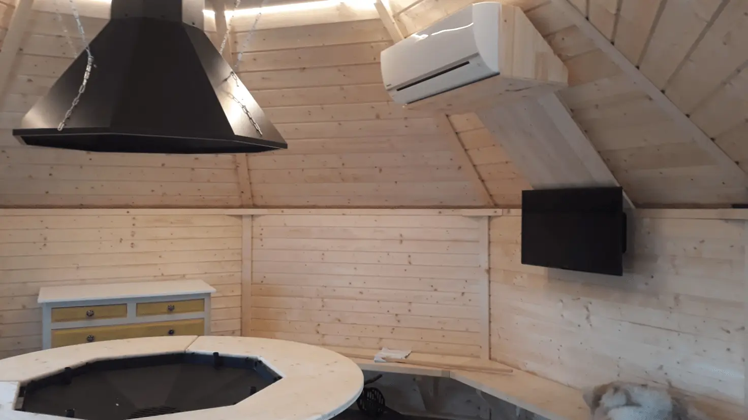 Camping Kota innen mit TV und Grill
