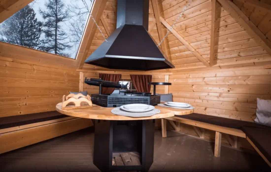 Grillhütte mit Panorama Fenster und Grill
