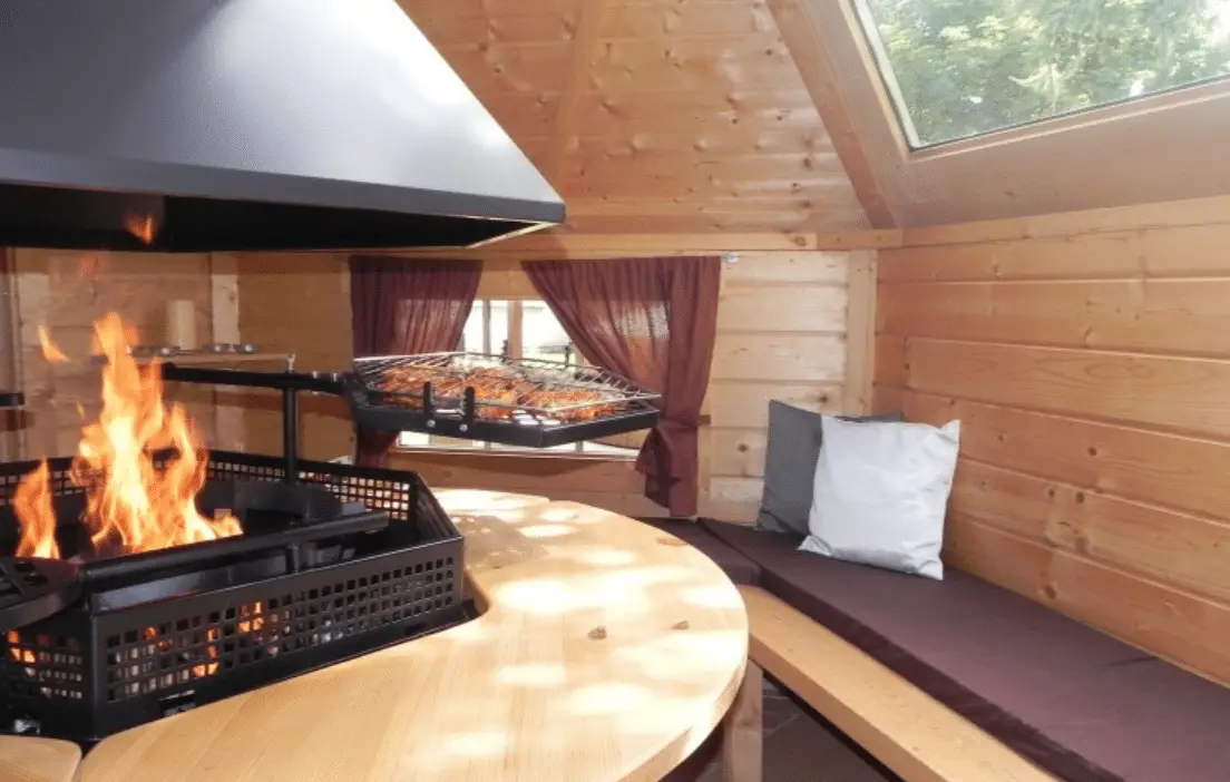 Grillhütte mit Grill braune Auflagen