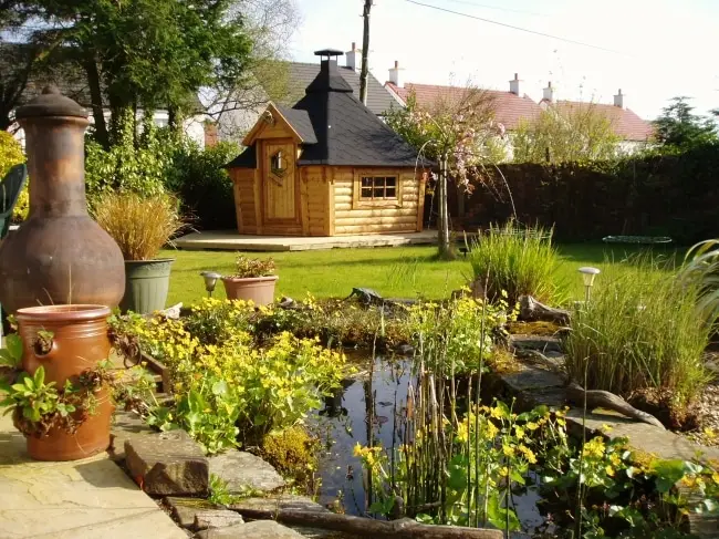 Grillhütte schwarzes Dach Garten