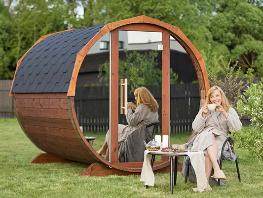 Spiegelsauna mit Frau sitzend