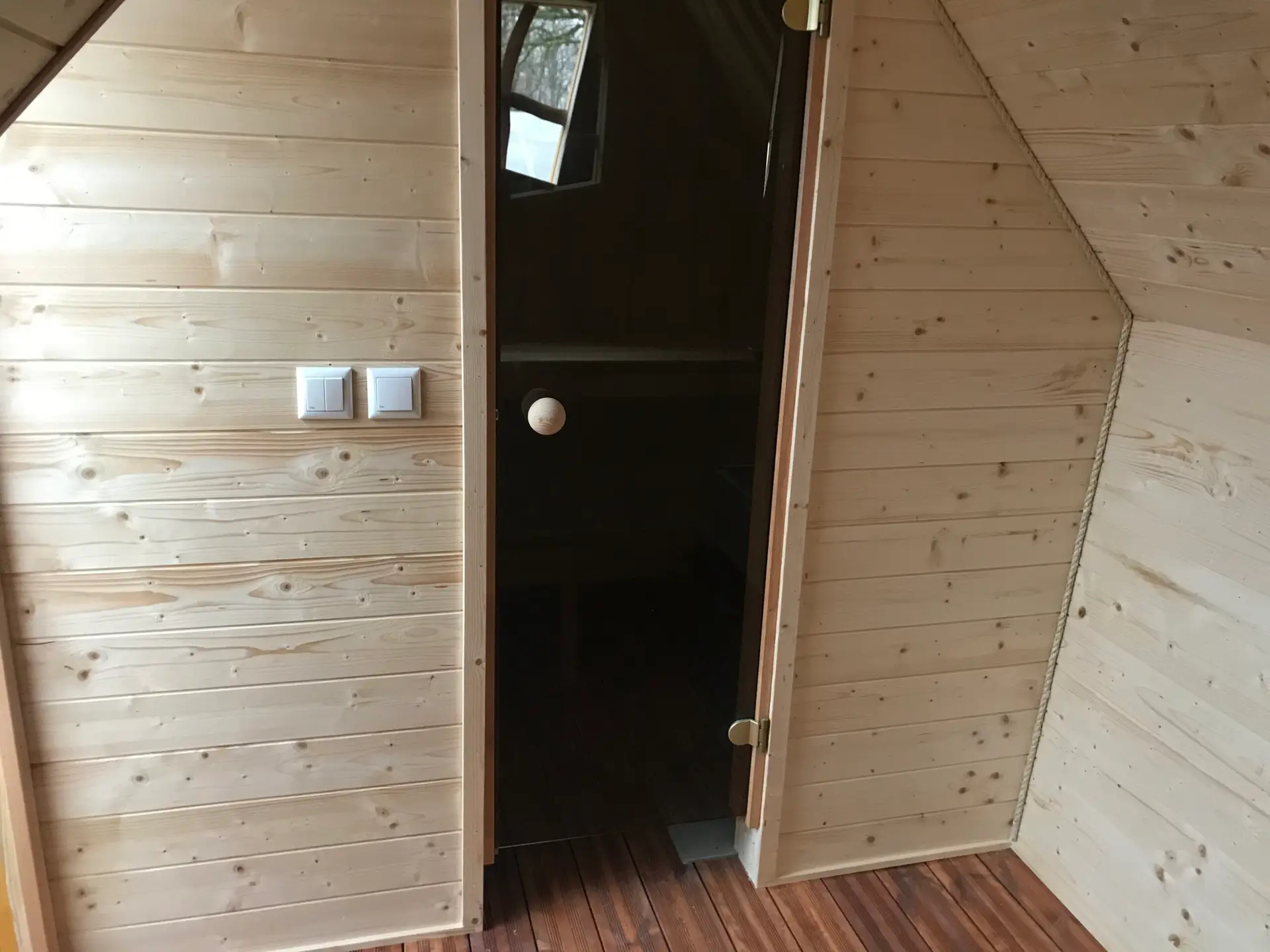 Hexenhaus Gartensauna Eingang Saunaraum